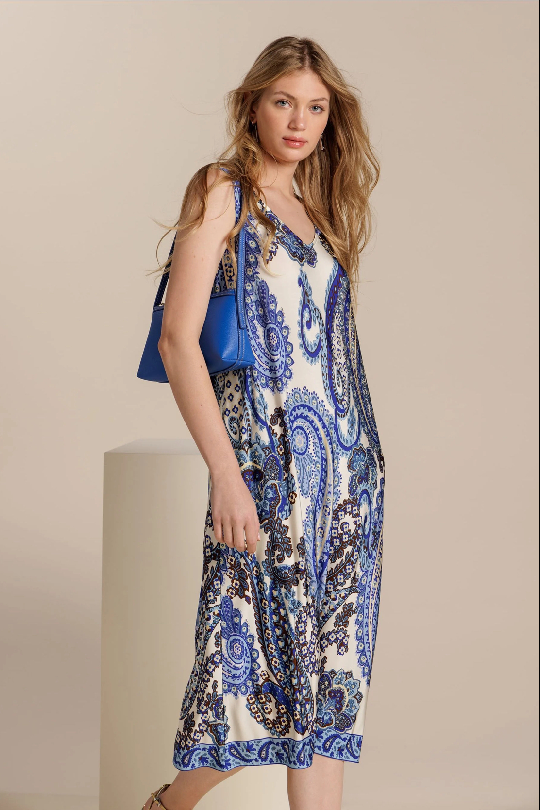 Maxi vestido punto circular en colores azules tirantes