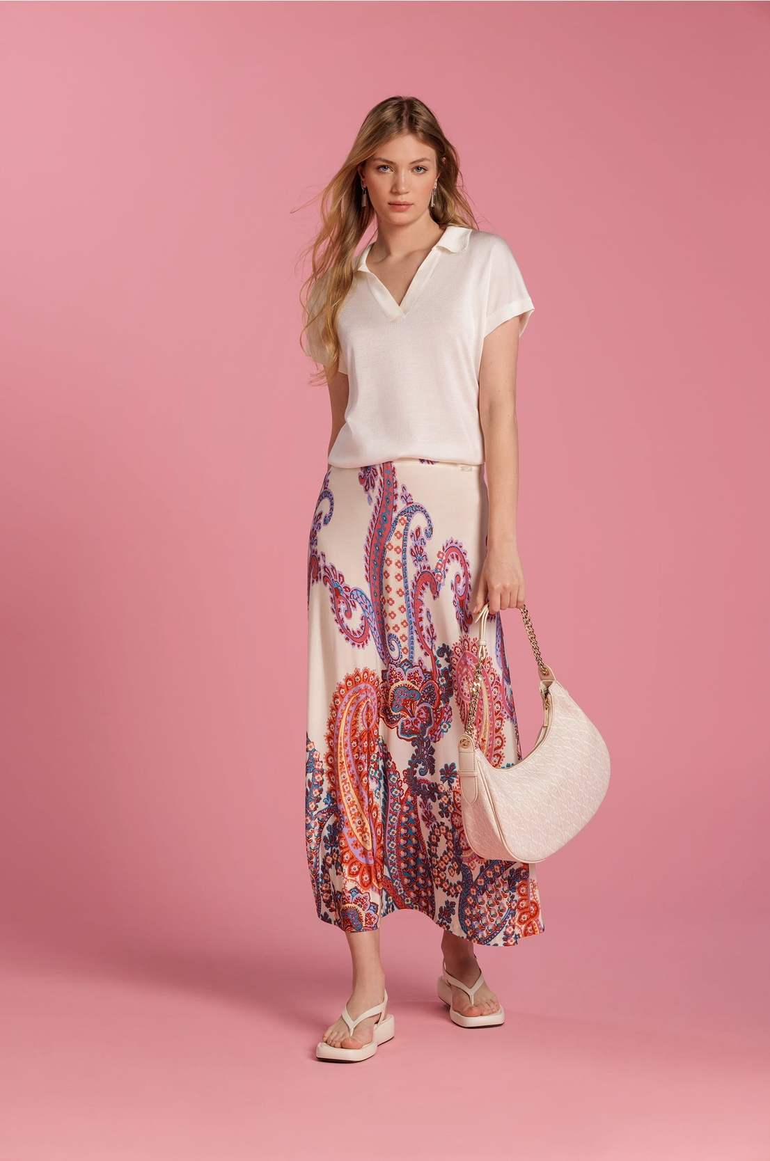 maxi falda estampado colores rosas con camiseta de punto con cuello de pico estilo polo colores blancos