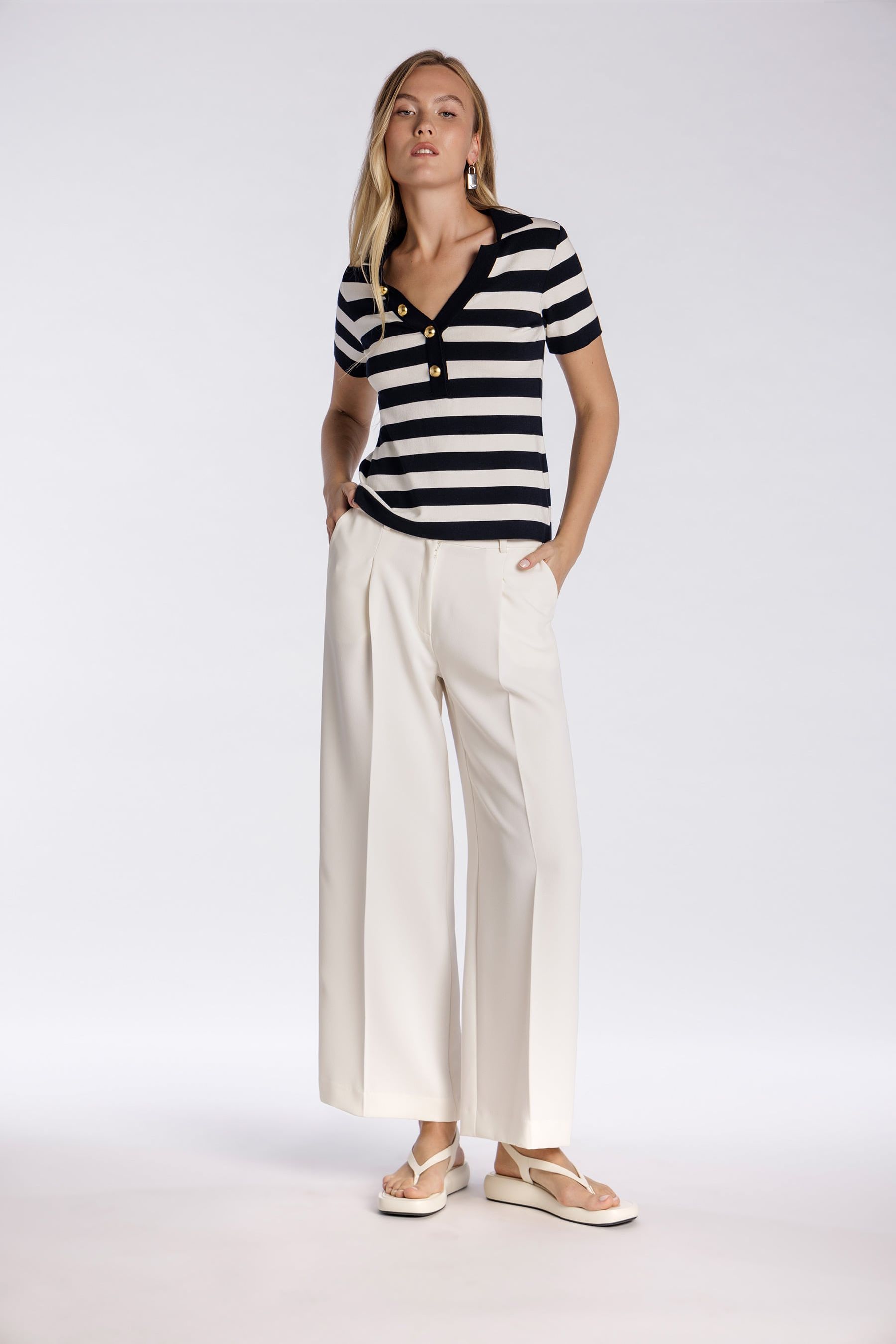 pantalon pinzas blancos fluidos y frescos con polo rayas marineras